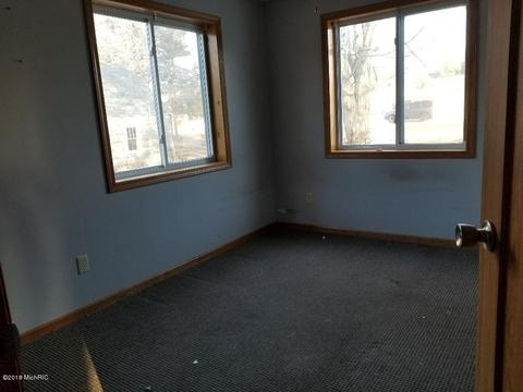 519 E Gilson St, Edmore, MI 48829 photo 6