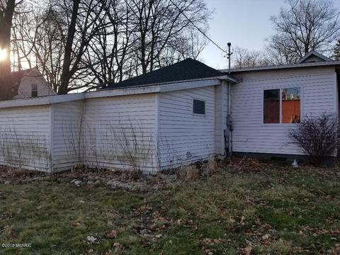 519 E Gilson St, Edmore, MI 48829 photo 4
