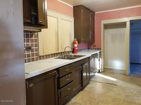 519 E Gilson St, Edmore, MI 48829 photo 7