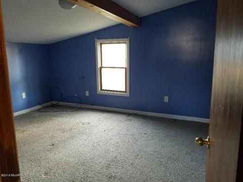 519 E Gilson St, Edmore, MI 48829 photo 9