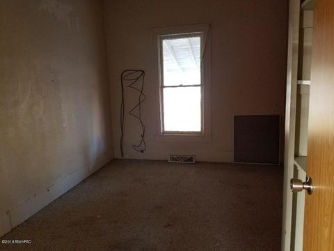 519 E Gilson St, Edmore, MI 48829 photo 10