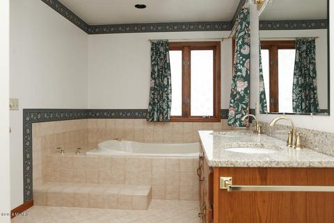 6376 Ormada Dr, Kalamazoo, MI 49048 photo 9