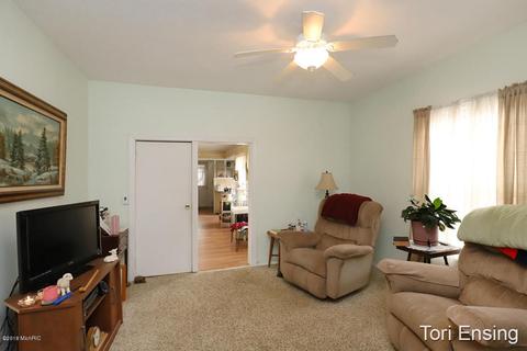 314 Lewis St, Belding, MI 48809 photo 3