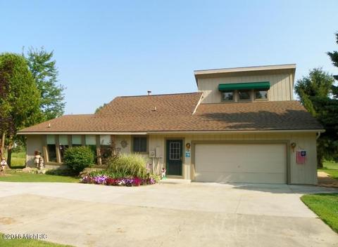 247 Peterman Dr, Crystal, MI 48818 photo 2