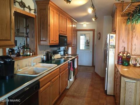 247 Peterman Dr, Crystal, MI 48818 photo 3