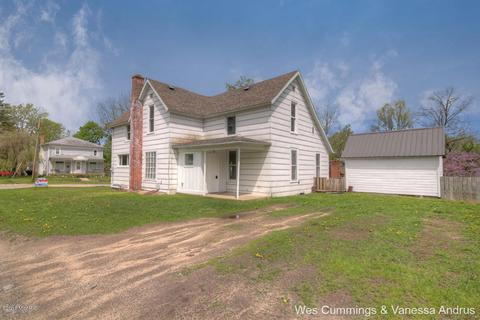 916 Pearl St, Belding, MI 48809 photo 2