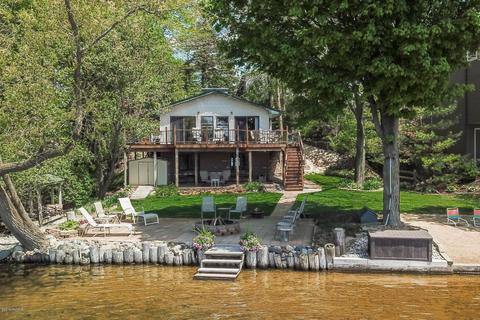 5263 Pointview NE, Lowell, MI 49331 photo 1