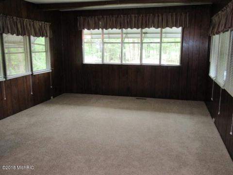 905 S Pine Ave, White Cloud, MI 49349 photo 4