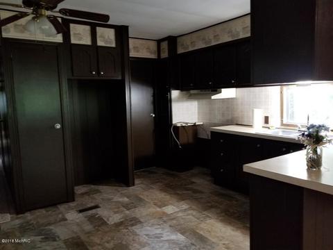905 S Pine Ave, White Cloud, MI 49349 photo 7