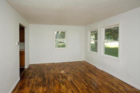 424 Goguac St W, Springfield, MI 49015 photo 4
