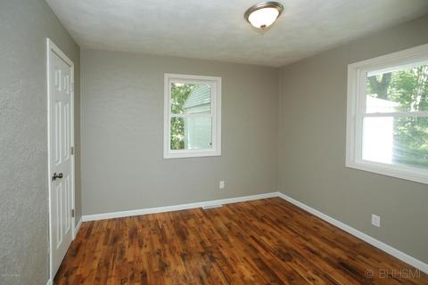 424 Goguac St W, Springfield, MI 49015 photo 9