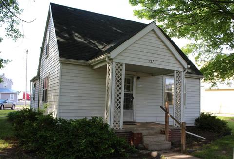 527 E Gilson St, Edmore, MI 48829 photo 1