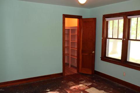 527 E Gilson St, Edmore, MI 48829 photo 8
