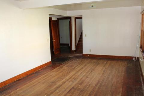 527 E Gilson St, Edmore, MI 48829 photo 6