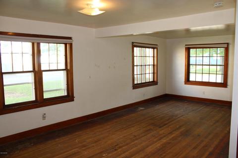 527 E Gilson St, Edmore, MI 48829 photo 5