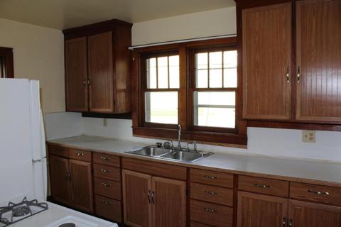527 E Gilson St, Edmore, MI 48829 photo 2
