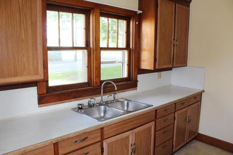 527 E Gilson St, Edmore, MI 48829 photo 4