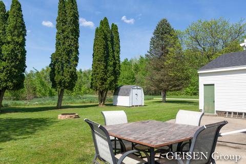 846 Harrison St, Belding, MI 48809 photo 3
