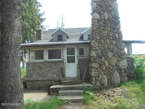832 S Main St, Crystal, MI 48818 photo 2