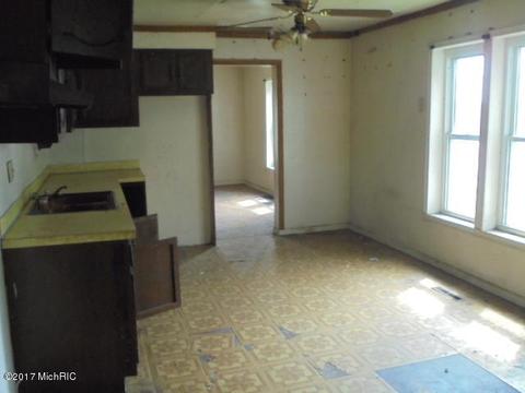 832 S Main St, Crystal, MI 48818 photo 9