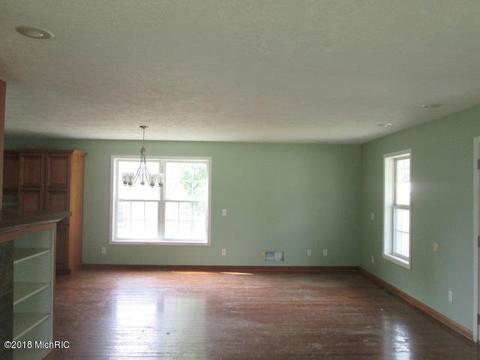 322 N Bridge St, Belding, MI 48809 photo 5