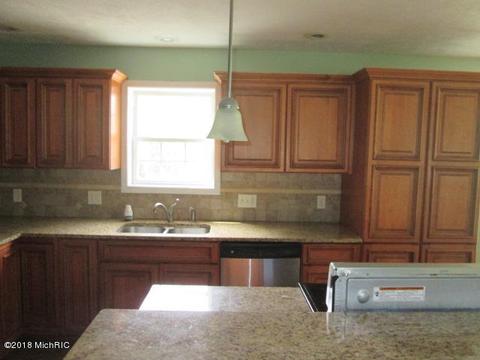 322 N Bridge St, Belding, MI 48809 photo 4