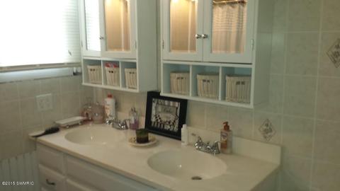 103 E Division St, Belding, MI 48809 photo 7