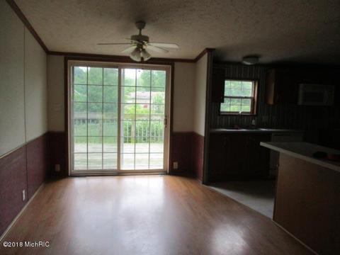 27 N Castle Dr, Springfield, MI 49037 photo 4