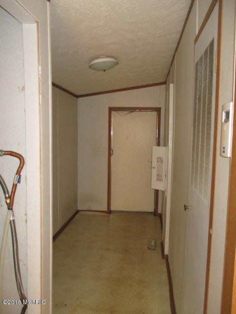 27 N Castle Dr, Springfield, MI 49037 photo 12