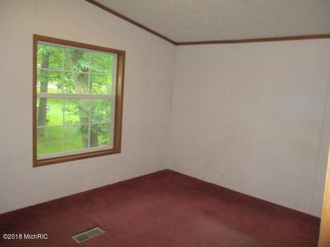 27 N Castle Dr, Springfield, MI 49037 photo 7