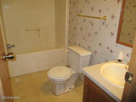 27 N Castle Dr, Springfield, MI 49037 photo 6
