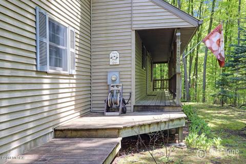 708 N Osborn Ave, White Cloud, MI 49349 photo 4