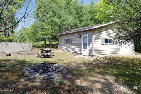 708 N Osborn Ave, White Cloud, MI 49349 photo 2