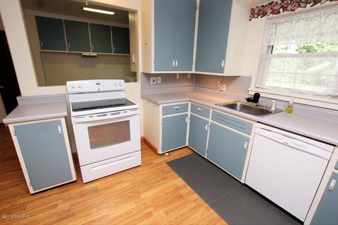 434 E Maple St, Fremont, MI 49412 photo 4