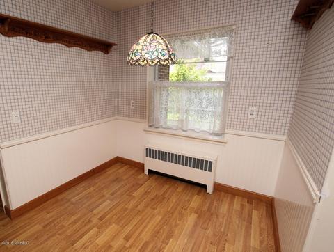 434 E Maple St, Fremont, MI 49412 photo 8