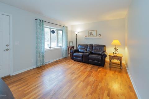 548 Cosmopolitan Ave, Marshall, MI 49068 photo 3