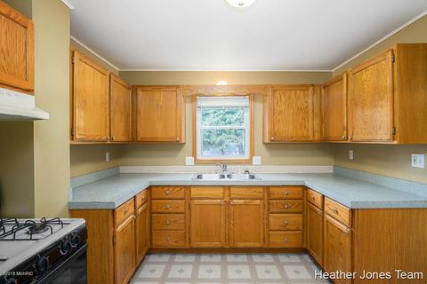 122 Ellis Ave, Belding, MI 48809 photo 9