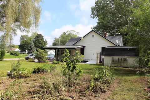1309 S Bridge St, Belding, MI 48809 photo 2