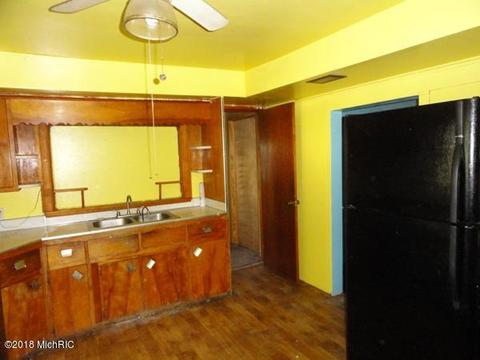 526 S Walker St, Bronson, MI 49028 photo 5