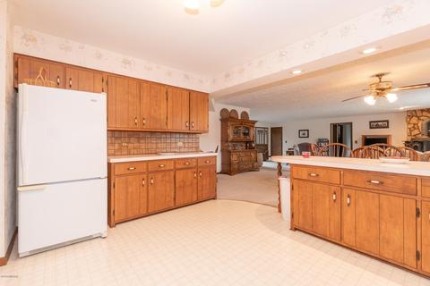 405 Midlakes Blvd, Plainwell, MI 49080 photo 18