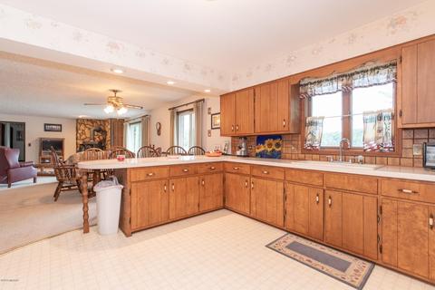 405 Midlakes Blvd, Plainwell, MI 49080 photo 17