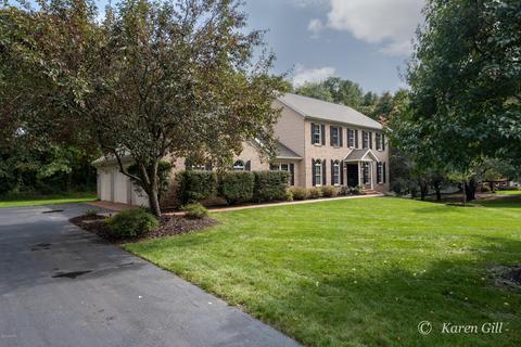 554 Roundtree Ln, Ada, MI 49301 photo 3