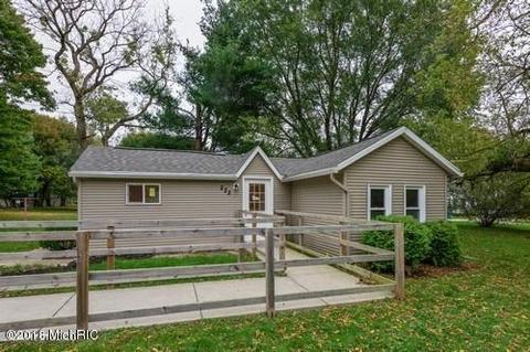 222 Irving St, Belding, MI 48809 photo 2