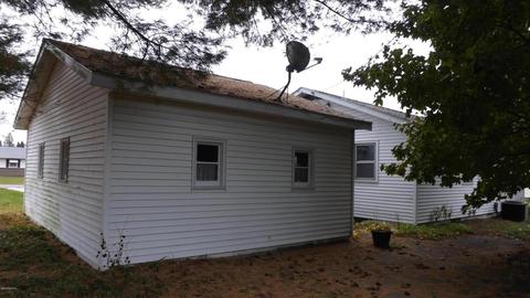 709 N State St, Belding, MI 48809 photo 3
