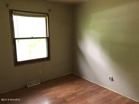 615 Merrick St, Belding, MI 48809 photo 9