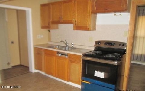 712 West St, Three Rivers, MI 49093 photo 2