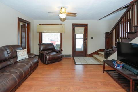 113 Colfax St, Plainwell, MI 49080 photo 4