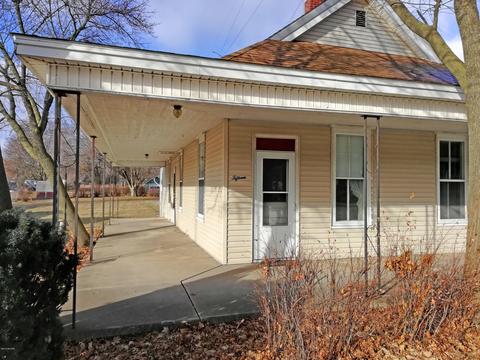 15 S Charles St, White Cloud, MI 49349 photo 1