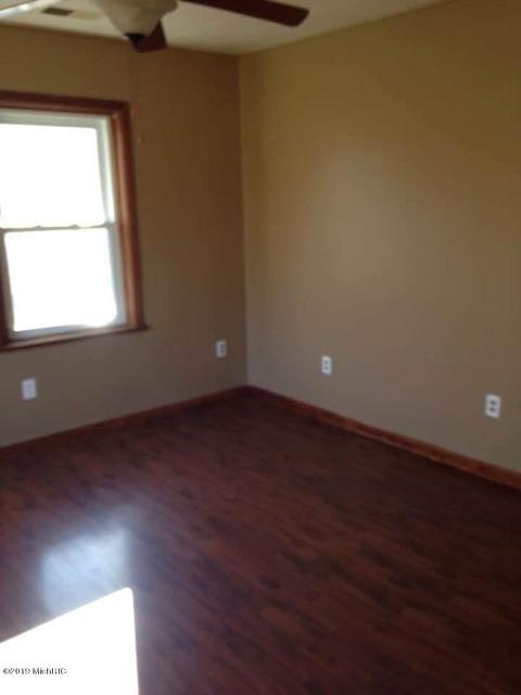 302 Hillview St, Buchanan, MI 49107 photo 5