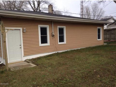 302 Hillview St, Buchanan, MI 49107 photo 2